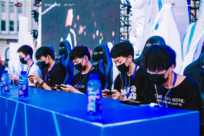 牢牢限制住 牢牢限制住